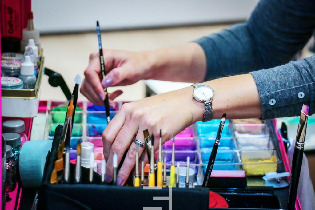 Hände mit Farben